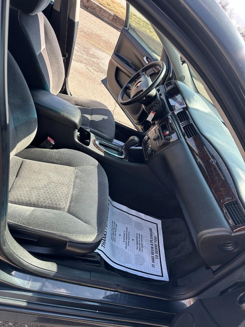 Chevrolet Impala Limited Vehicle Full-screen Gallery Image 14