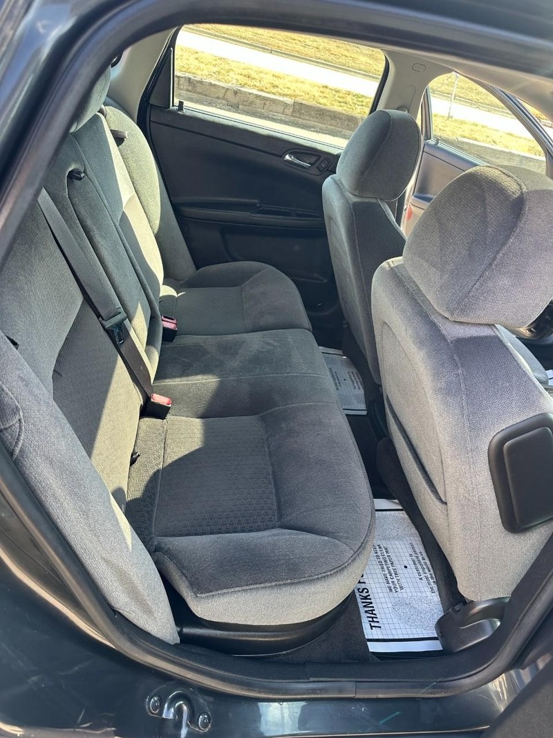 Chevrolet Impala Limited Vehicle Full-screen Gallery Image 15