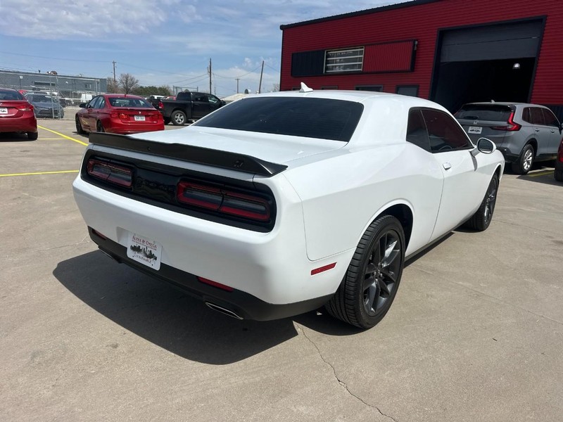 Dodge Challenger Vehicle Full-screen Gallery Image 05