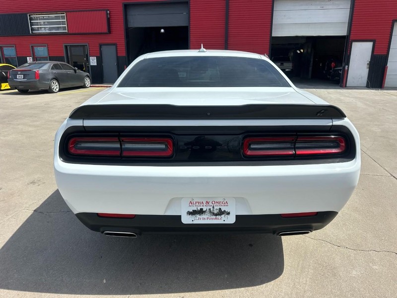 Dodge Challenger Vehicle Full-screen Gallery Image 06