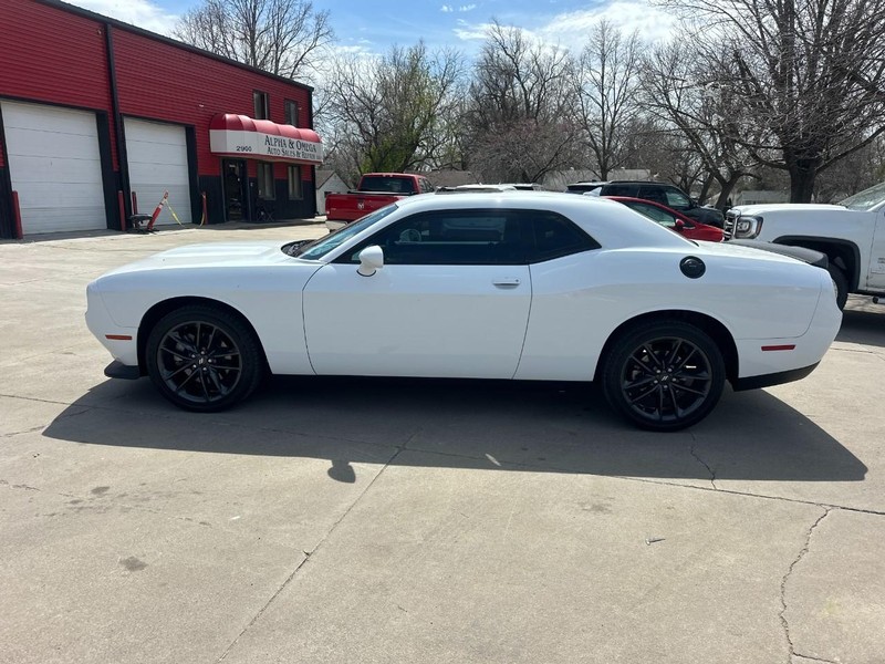 Dodge Challenger Vehicle Full-screen Gallery Image 08