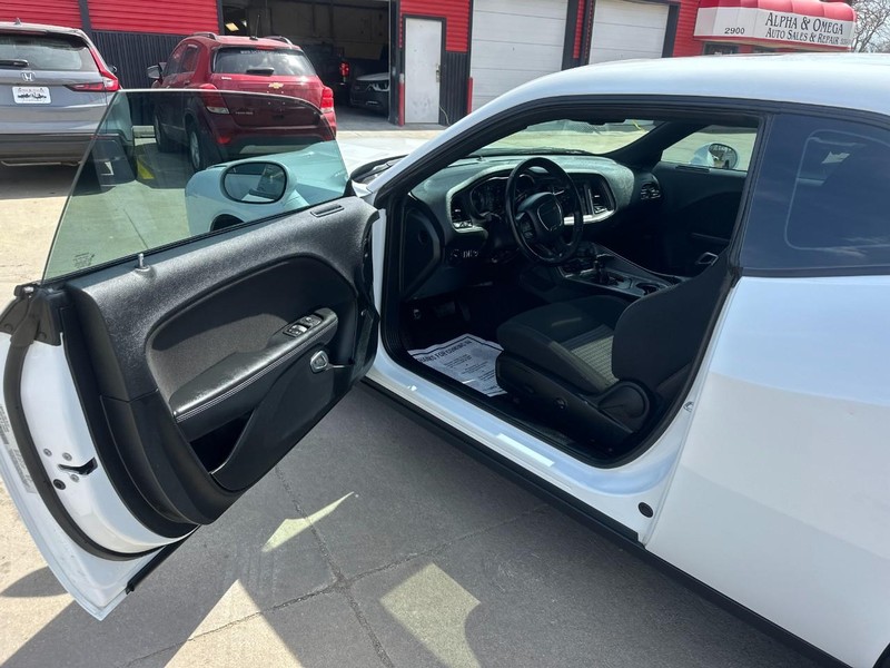 Dodge Challenger Vehicle Full-screen Gallery Image 09