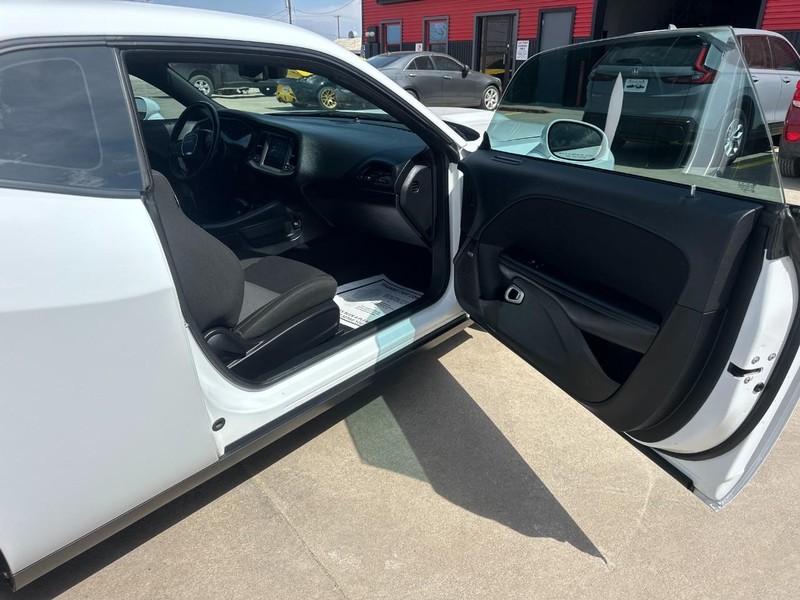 Dodge Challenger Vehicle Full-screen Gallery Image 12