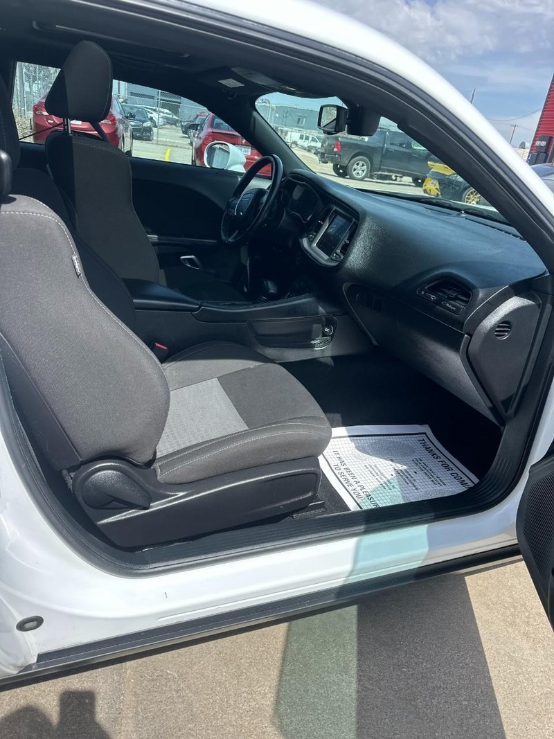 Dodge Challenger Vehicle Full-screen Gallery Image 13