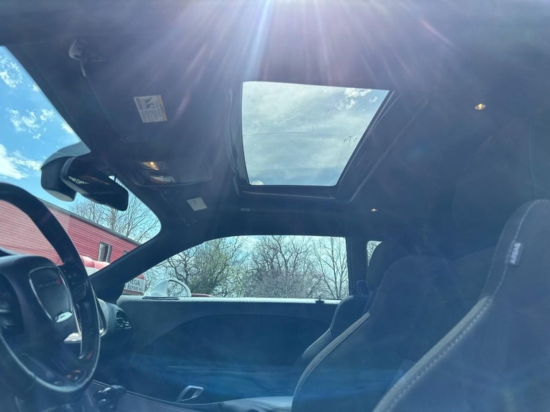 Dodge Challenger Vehicle Full-screen Gallery Image 16