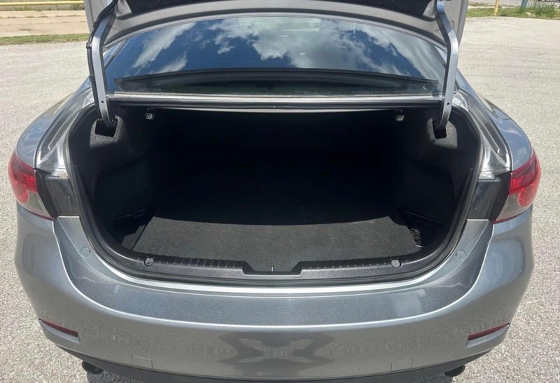 Mazda MAZDA6 Vehicle Full-screen Gallery Image 12