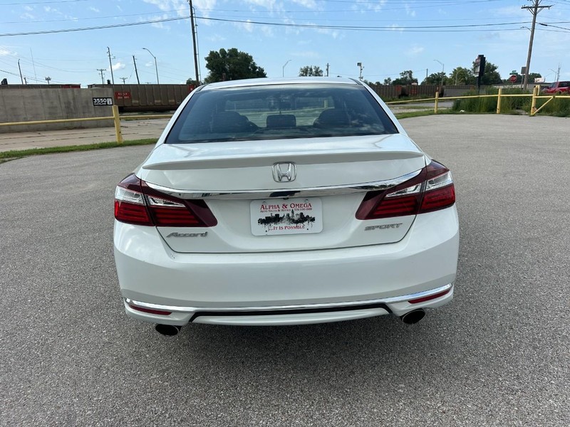 Honda Accord Sedan Vehicle Full-screen Gallery Image 04
