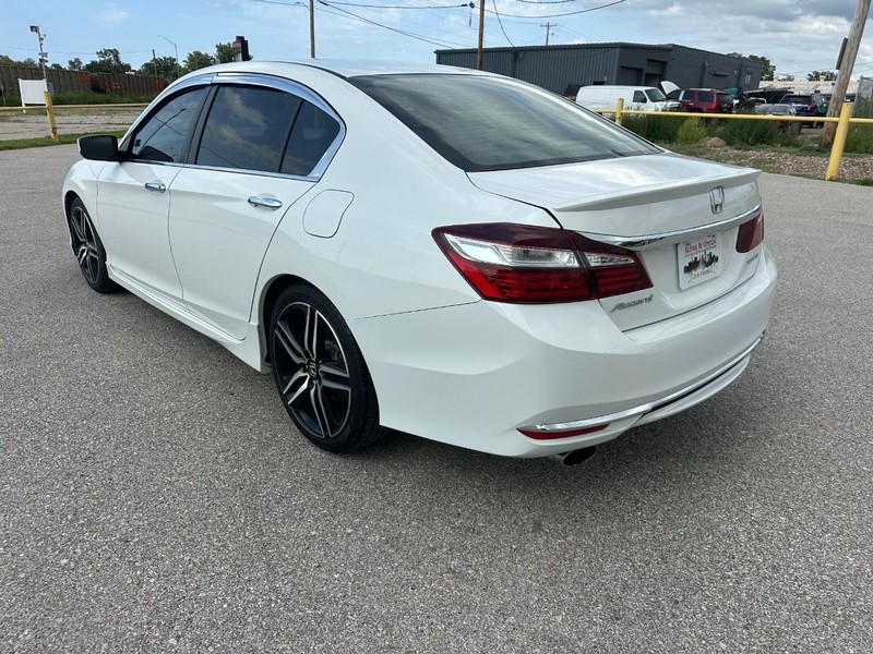 Honda Accord Sedan Vehicle Full-screen Gallery Image 05