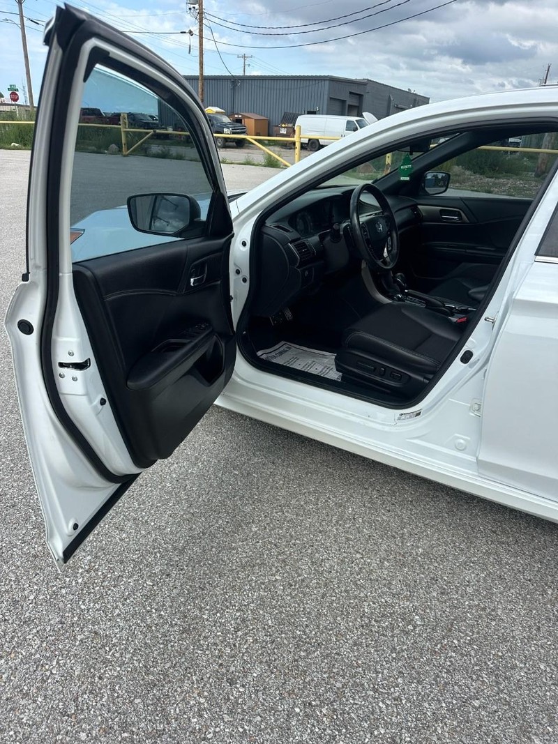 Honda Accord Sedan Vehicle Full-screen Gallery Image 07