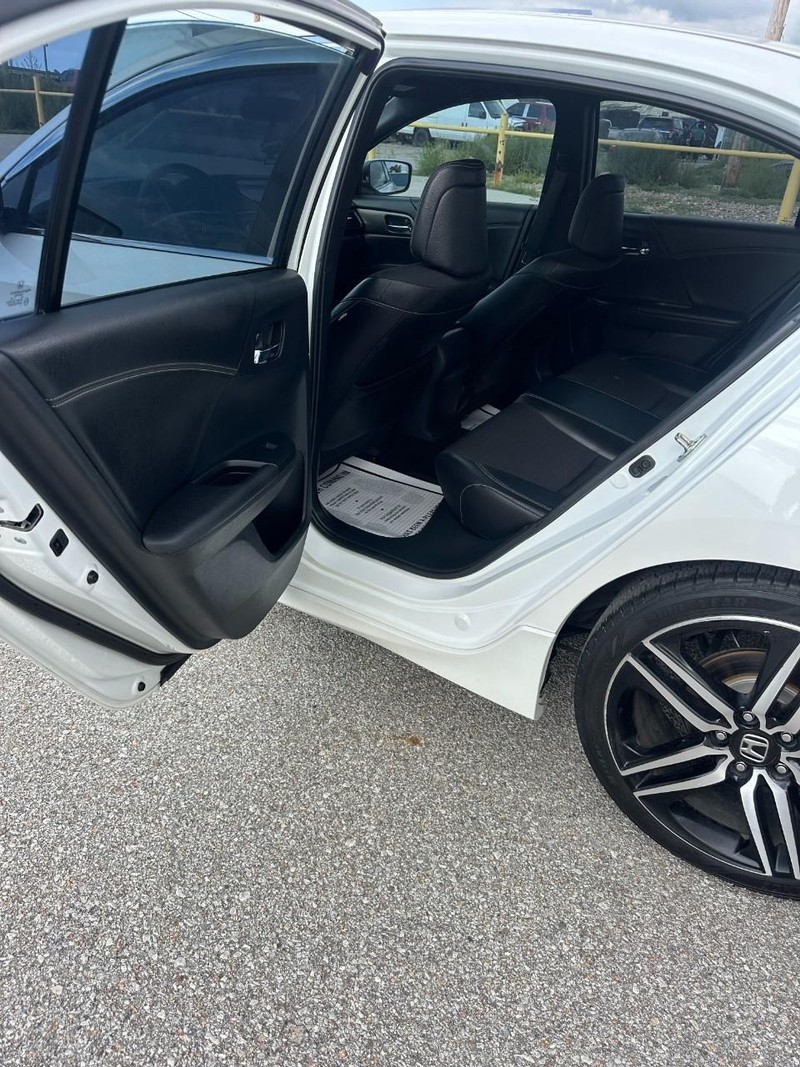 Honda Accord Sedan Vehicle Full-screen Gallery Image 08
