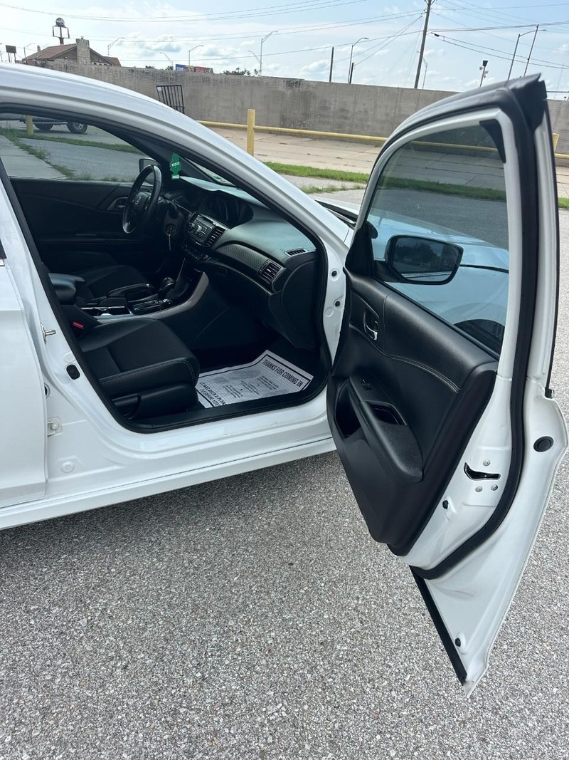 Honda Accord Sedan Vehicle Full-screen Gallery Image 09