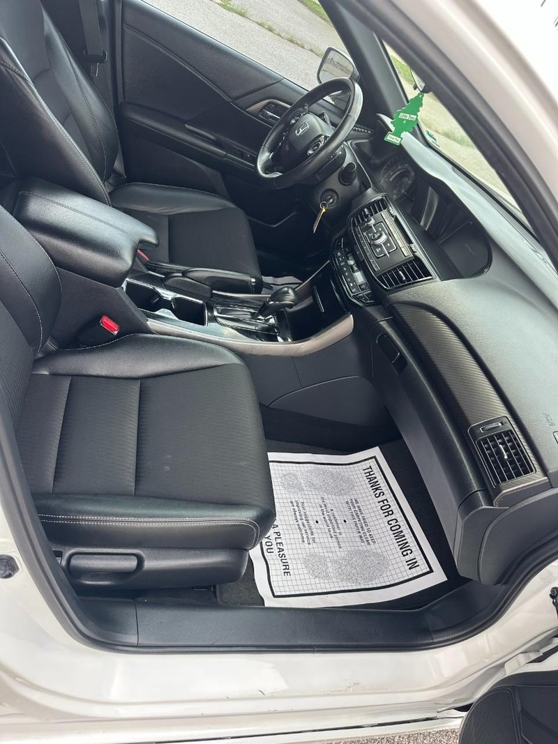 Honda Accord Sedan Vehicle Full-screen Gallery Image 11