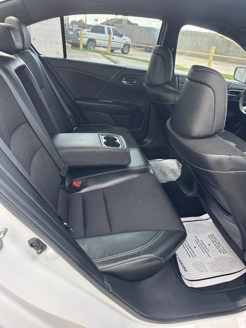 Honda Accord Sedan Vehicle Full-screen Gallery Image 12