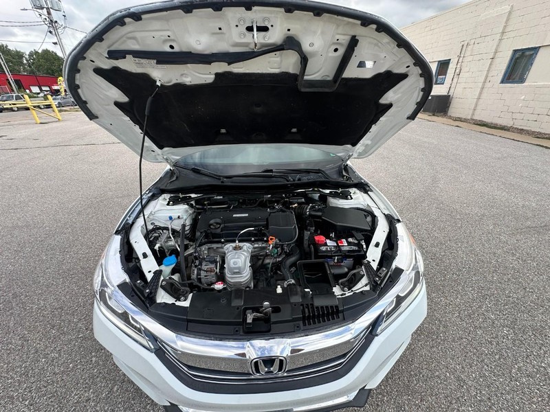 Honda Accord Sedan Vehicle Full-screen Gallery Image 13