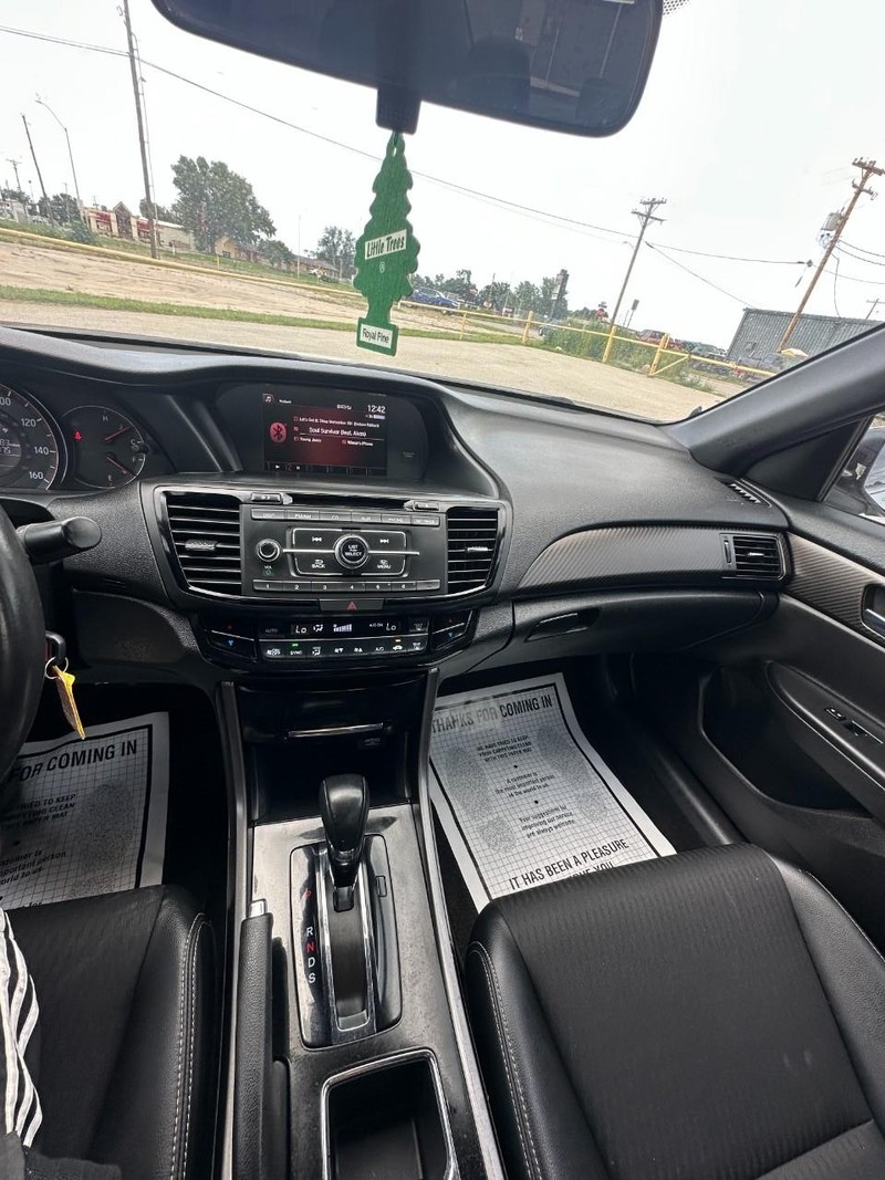 Honda Accord Sedan Vehicle Full-screen Gallery Image 15