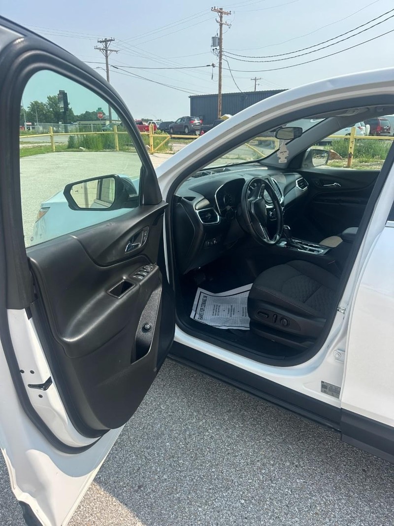Chevrolet Equinox Vehicle Full-screen Gallery Image 12