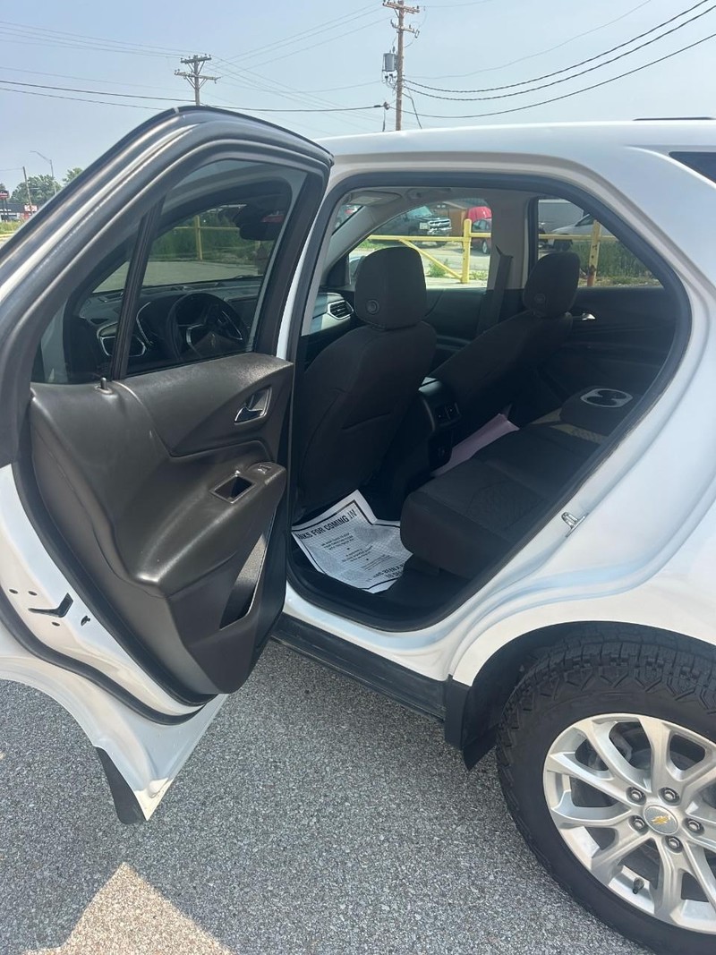 Chevrolet Equinox Vehicle Full-screen Gallery Image 13