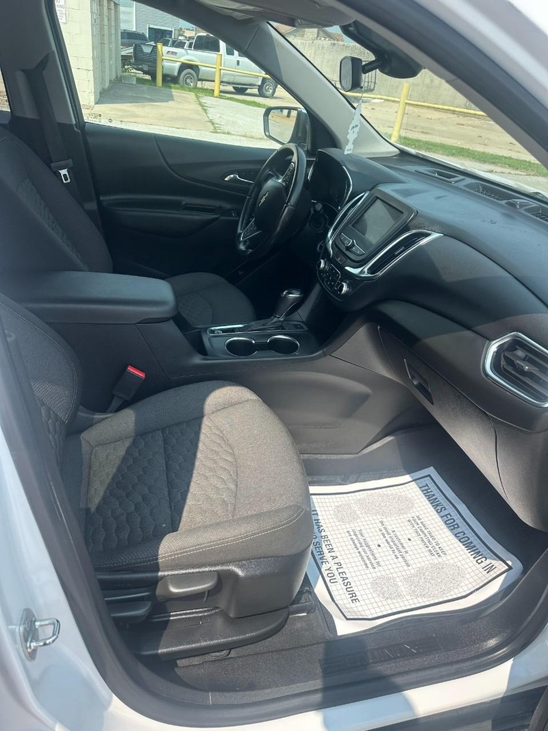 Chevrolet Equinox Vehicle Full-screen Gallery Image 14