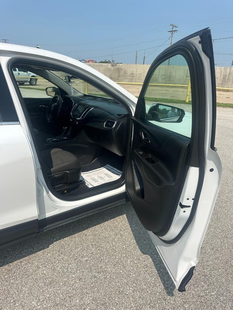 Chevrolet Equinox Vehicle Full-screen Gallery Image 15
