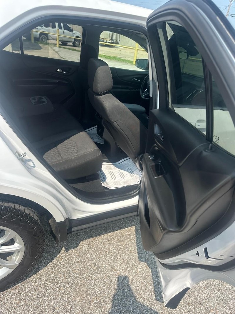 Chevrolet Equinox Vehicle Full-screen Gallery Image 16