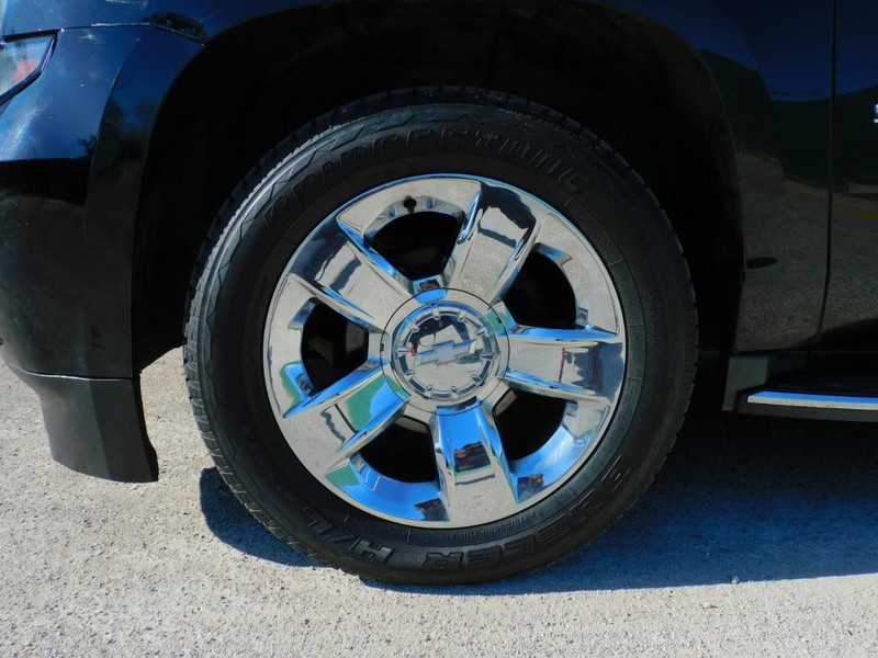 Chevrolet Suburban Vehicle Image 32