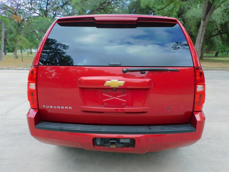 Chevrolet Suburban Vehicle Image 04