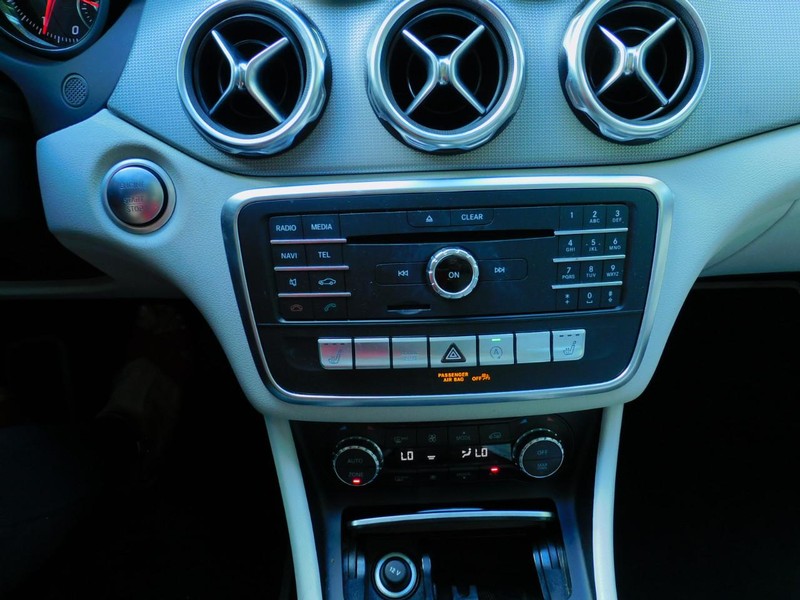 Mercedes-Benz GLA Vehicle Image 17