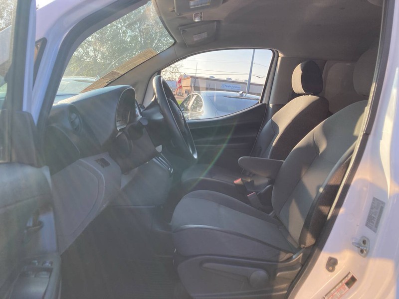 Nissan NV200 Compact Cargo Vehicle Image 11