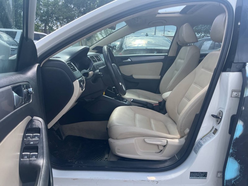 Volkswagen Jetta Sedan Vehicle Image 09