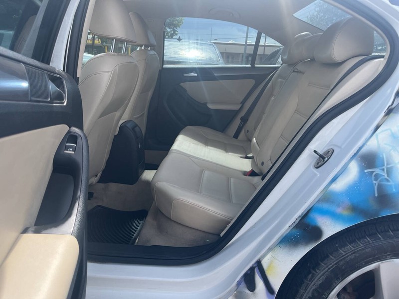 Volkswagen Jetta Sedan Vehicle Image 10