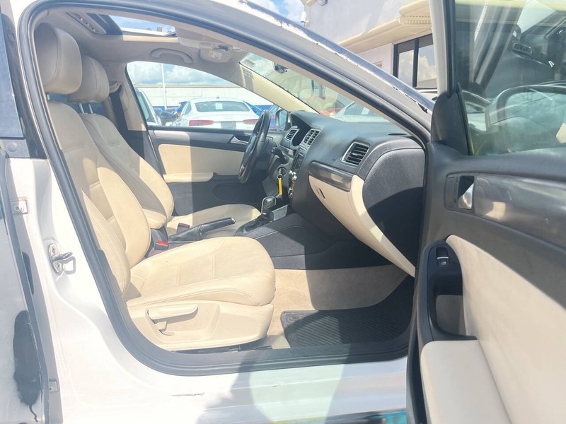 Volkswagen Jetta Sedan Vehicle Image 12