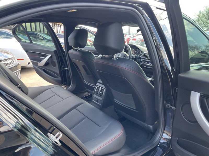 BMW 3 Series Vehicle Image 16