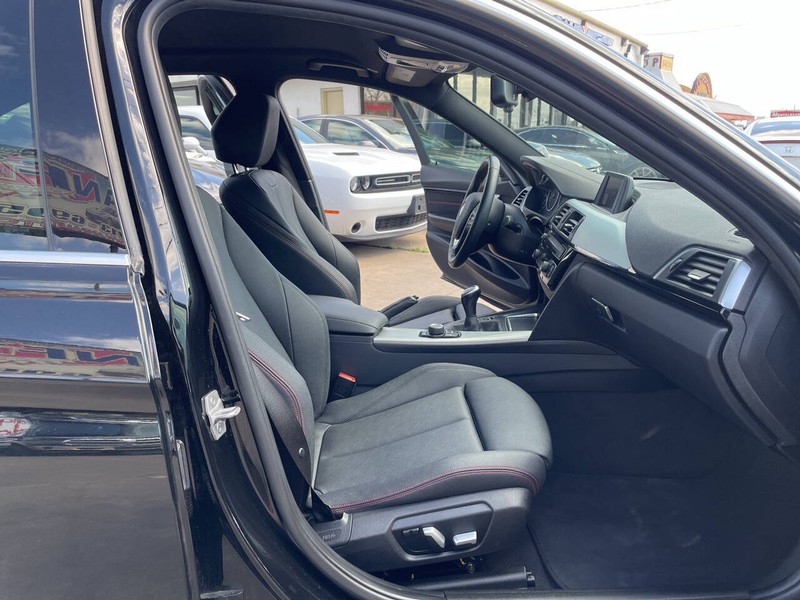 BMW 3 Series Vehicle Image 18