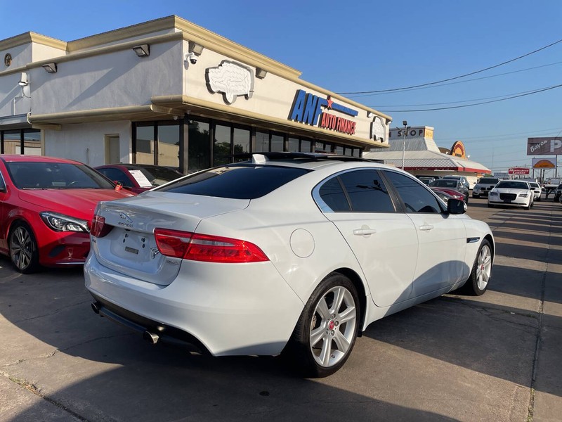 Jaguar XE Vehicle Image 06
