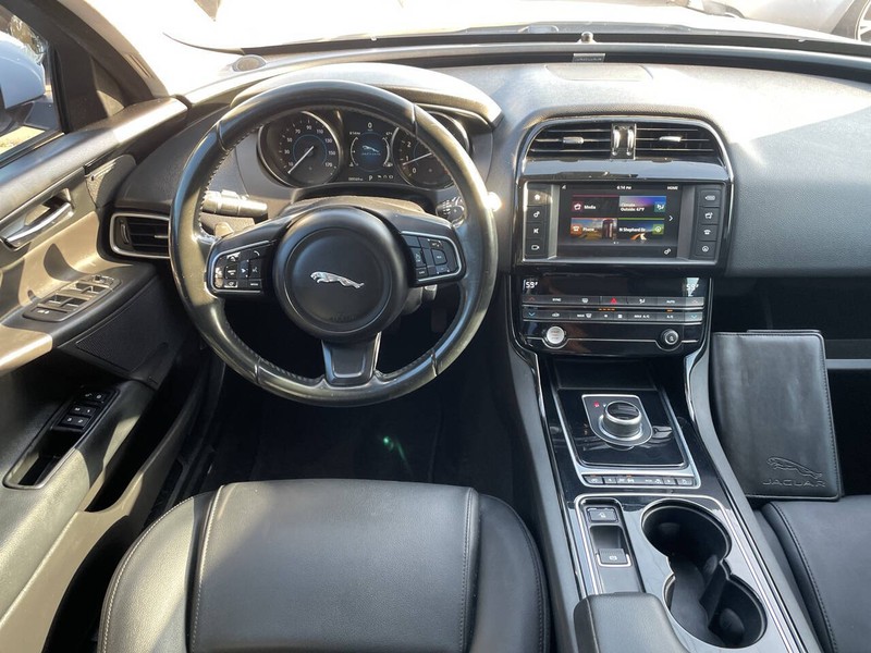 Jaguar XE Vehicle Image 14