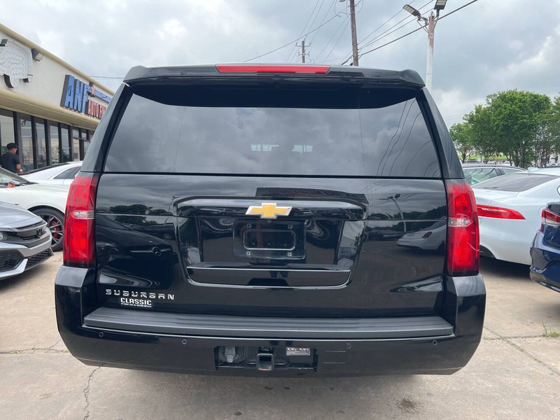 Chevrolet Suburban Vehicle Image 04