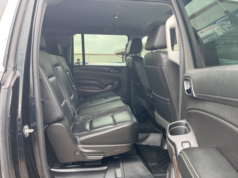 Chevrolet Suburban Vehicle Image 11