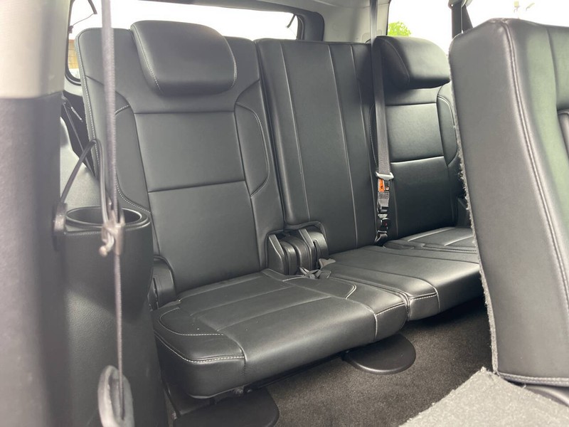 Chevrolet Suburban Vehicle Image 12