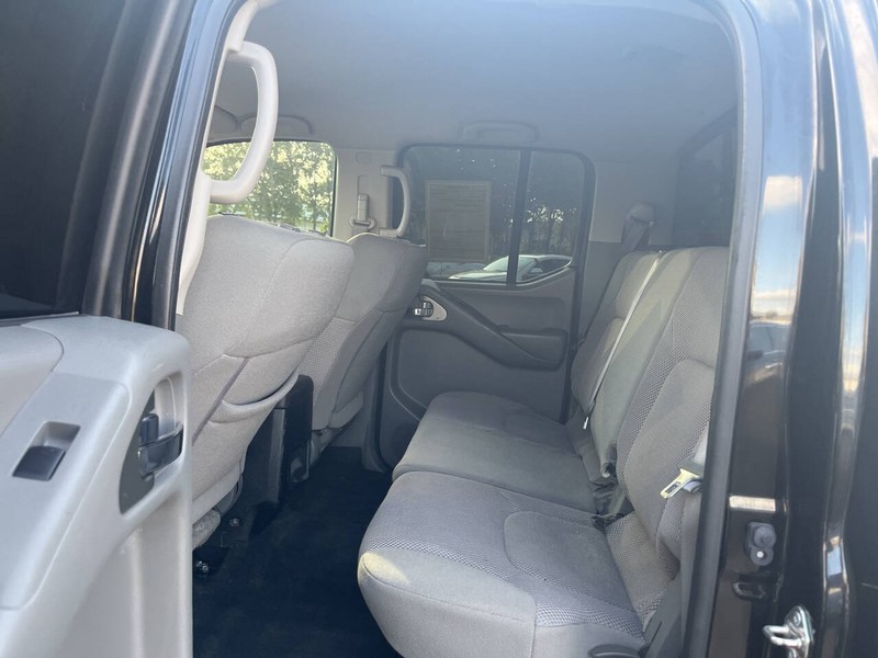 Nissan Frontier Vehicle Image 12