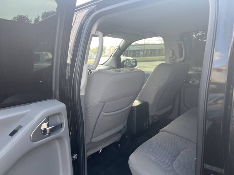 Nissan Frontier Vehicle Image 13