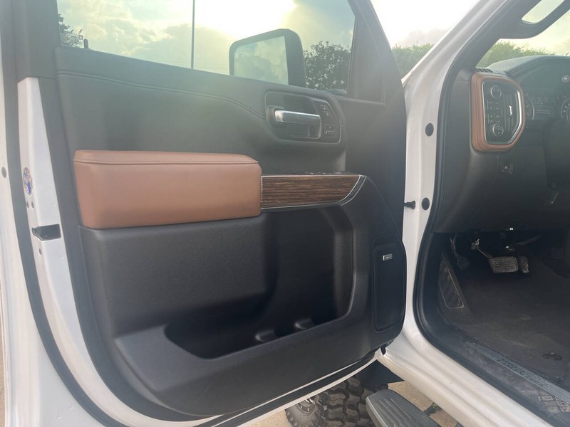 Chevrolet Silverado 3500HD Vehicle Image 15