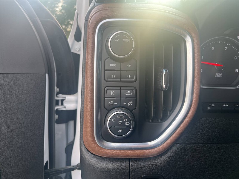 Chevrolet Silverado 3500HD Vehicle Image 16