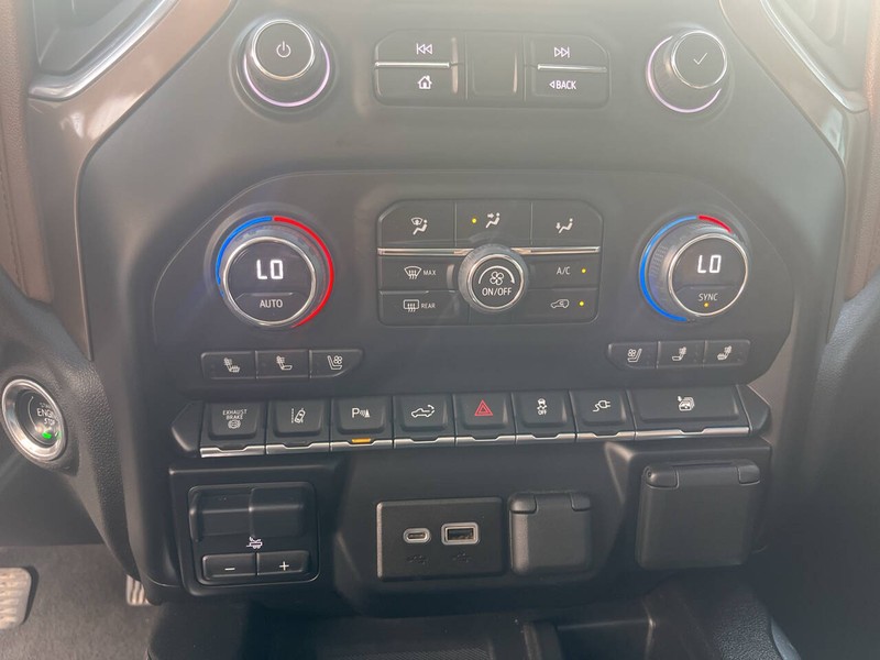 Chevrolet Silverado 3500HD Vehicle Image 17