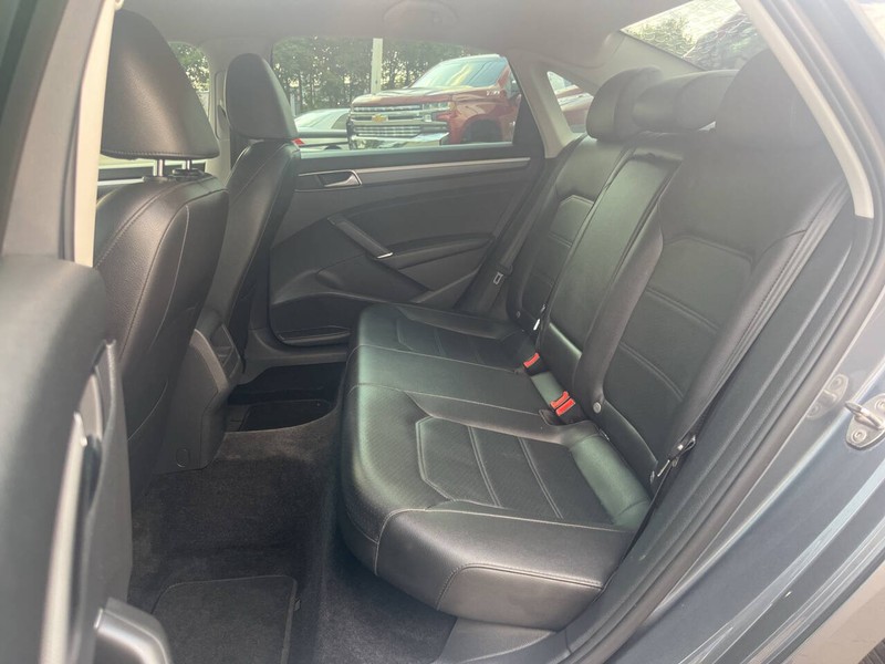 Volkswagen Passat Vehicle Image 12