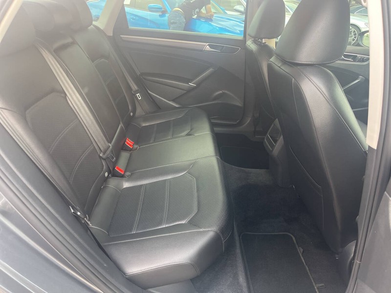 Volkswagen Passat Vehicle Image 13