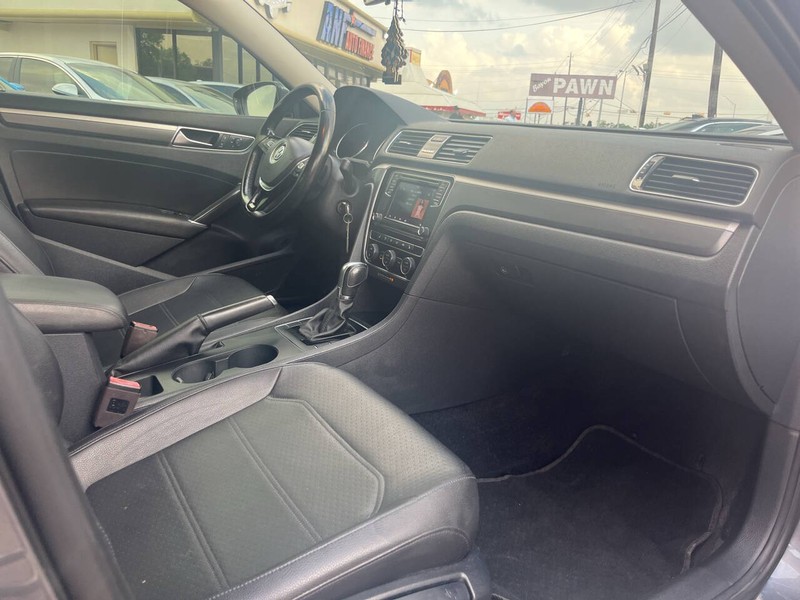 Volkswagen Passat Vehicle Image 15