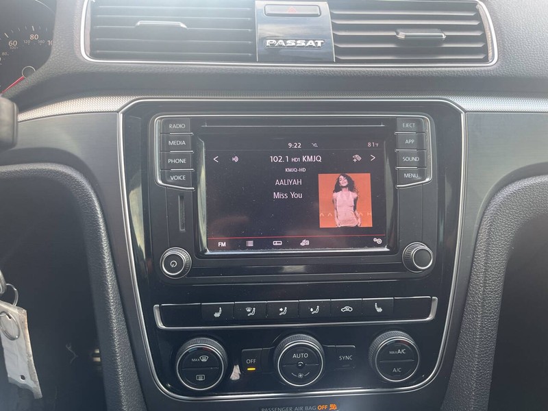 Volkswagen Passat Vehicle Image 18