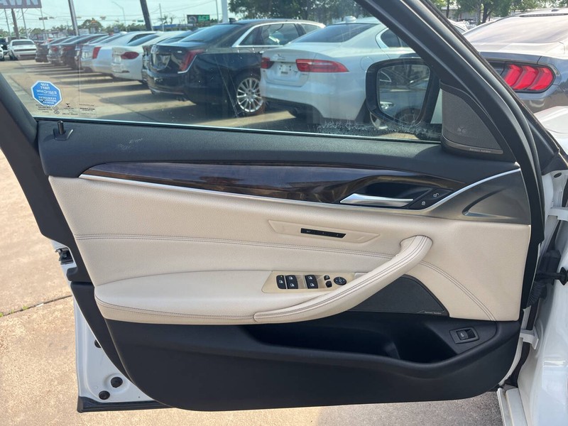 BMW 5 Series Vehicle Image 04