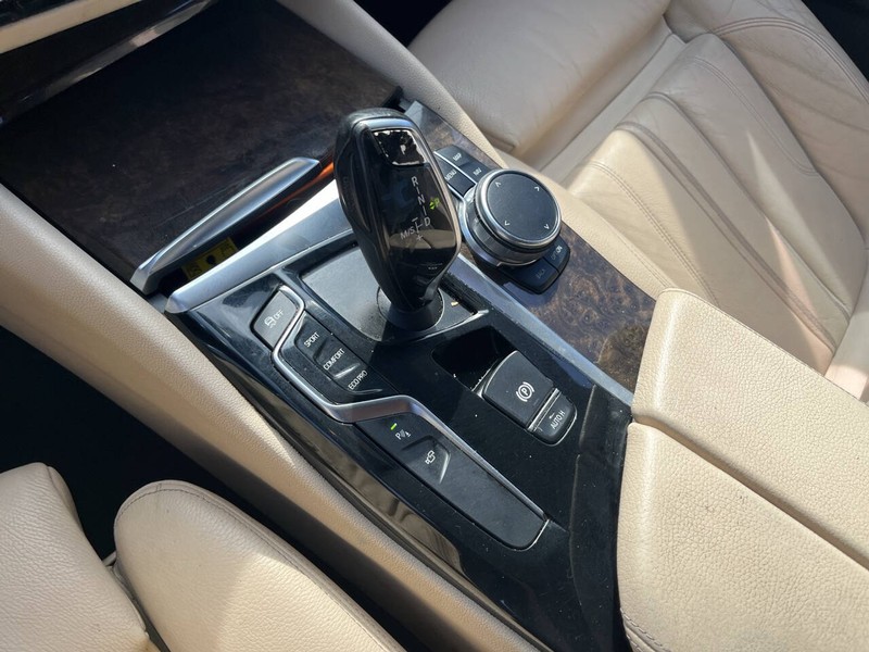 BMW 5 Series Vehicle Image 08
