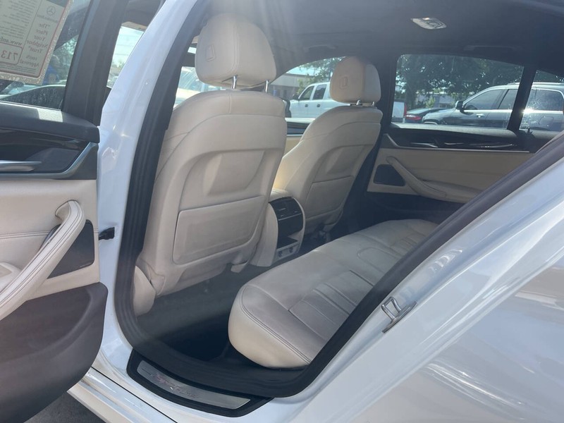 BMW 5 Series Vehicle Image 11